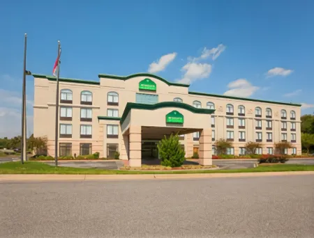 La Quinta Inn & Suites by Wyndham Mooresville Отели рядом с достопримечательностью «Trump National Golf Club Charlotte»