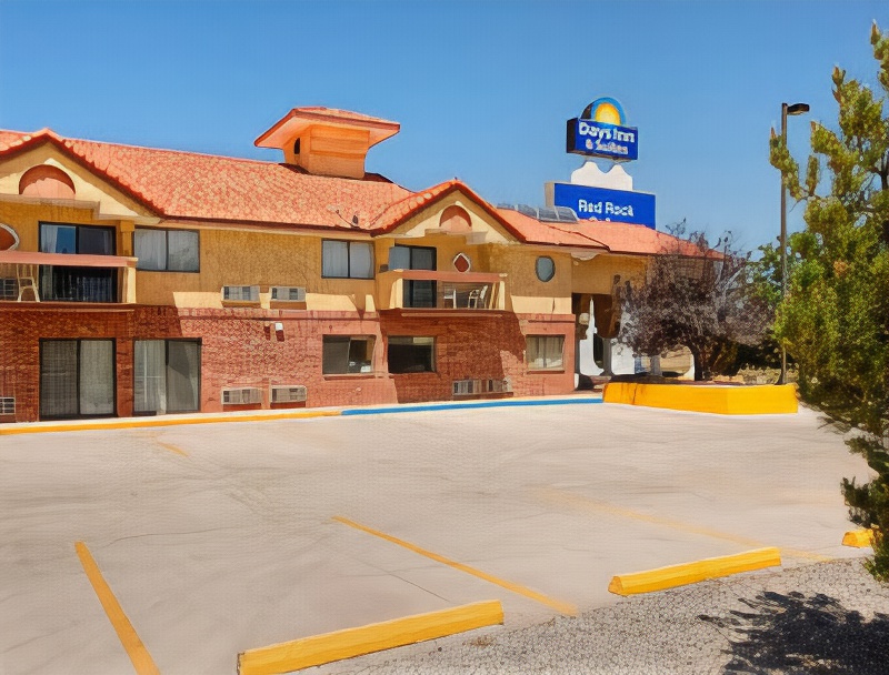 Days Inn & Suites by Wyndham Red Rock-Gallup