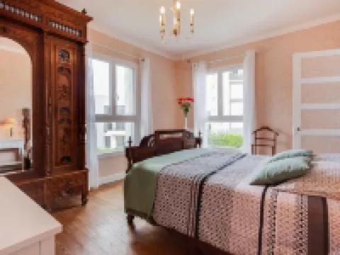 La Coloniale Hotels in Auray