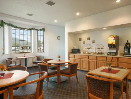 Super 8 by Wyndham Cobleskill NY Отели в г. Ричмондвилл