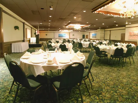 Best Western Green Bay Inn Conference Center Отели в г. Ашваюбенон
