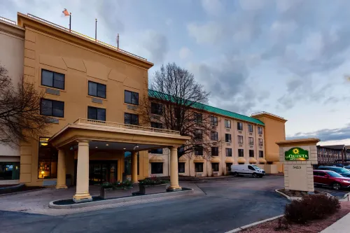 La Quinta Inn & Suites by Wyndham Milwaukee Bayshore Area - Pet friendly