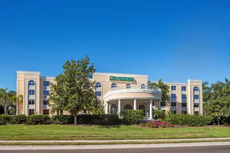 La Quinta Inn & Suites by Wyndham Sarasota Downtown Отели в г. Кенсингтон-Парк