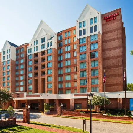 Sheraton Suites Old Town Alexandria Отели рядом с достопримечательностью «Набережная Старого города»