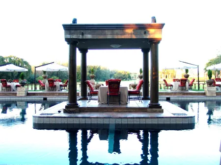 Velmoré Hotel & Spa Отели рядом с достопримечательностью «Twenty Three on Riverside»