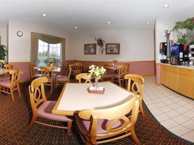 Country Inn & Suites by Radisson, Clinton, IA