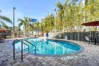 Comfort Inn & Suites Orlando North - Rooftop Pools