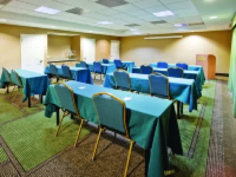 La Quinta Inn & Suites by Wyndham Atlanta Alpharetta Hotels in Alpharetta