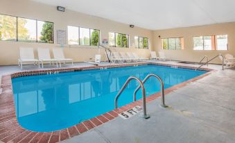 Days Inn & Suites by Wyndham Peachtree Corners/Norcross - Housity