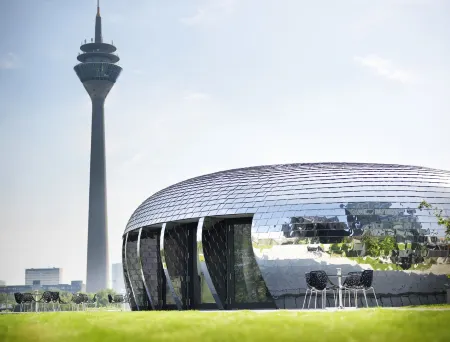 Hyatt Regency Dusseldorf Отели рядом с достопримечательностью «Neuer Zollhof»