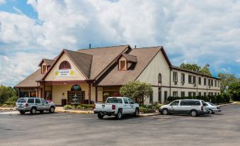 Econo Lodge Inn & Suites