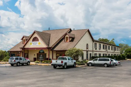 Econo Lodge & Suites