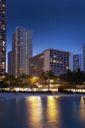 Alohilani Resort Waikiki Beach Отели рядом с достопримечательностью «Кугайо Бич Парк»
