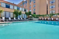 Holiday Inn & Suites Anaheim (1 Blk/Disneyland®)