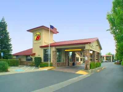 Super 8 by Wyndham Corning Hotel dekat Rolling Hills Casino