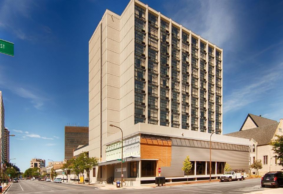 a tall hotel building in a city setting , with a clear blue sky in the background at Holiday Inn Chicago North-Evanston, an IHG Hotel