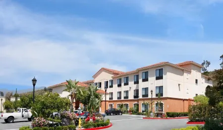 Holiday Inn Express & Suites Lake Forest - Irvine East Отели рядом с достопримечательностью «Lake Forest Lake»