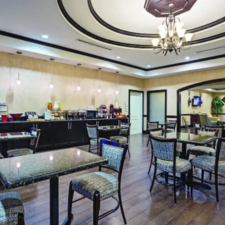 La Quinta Inn & Suites by Wyndham Fort Worth - Lake Worth