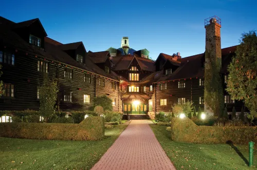 Fairmont le Château Montebello Hotels in Montebello