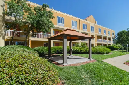 SureStay Plus Hotel by Best Western Durham Medical Center Отели рядом с достопримечательностью «Парк Мейо»