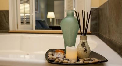 King Suite with Sofa Bed Watkins Glen Harbor Hotel Photo