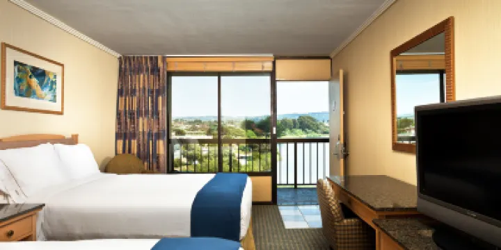 โรงแรม ฮอลิเดย์ อินน์ เอ็กซ์เพรส แอท มอนเทอเรย์ เบย์ บาย IHG โรงแรมใน