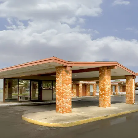OYO Hickory House Inn
