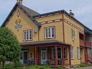 Le 900 Tremblant Inn Café and Bistro