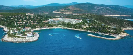 Pine Bay Holiday Resort Отели в г. Bayraklidede Mahallesi