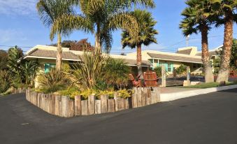 Beach Bungalow Inn and Suites