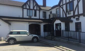 Desert Arms Hotel - Housity