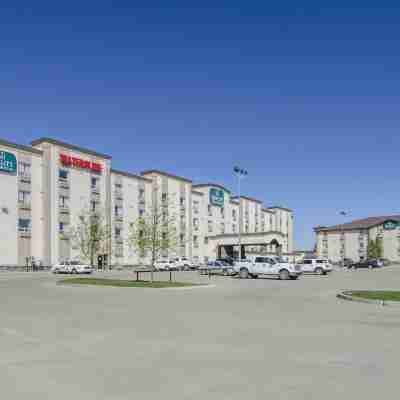 Quality Inn & Suites Hotel Exterior