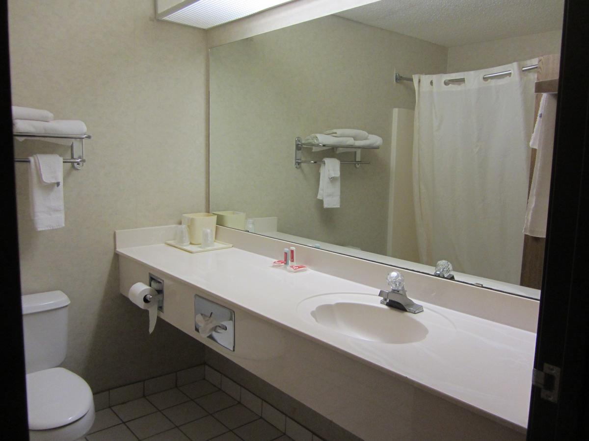 Econo Lodge Inn & Suites