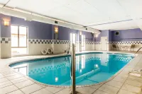 Quality Inn & Suites - Kolam Renang