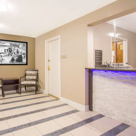 Super 8 by Wyndham Waldorf