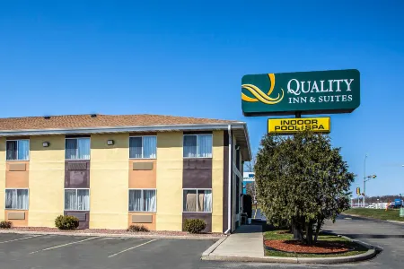 Quality Inn & Suites Отели рядом с достопримечательностью «The Pour House»