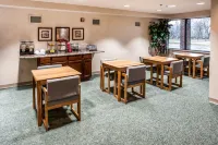 Econo Lodge Inn & Suites - breakfast