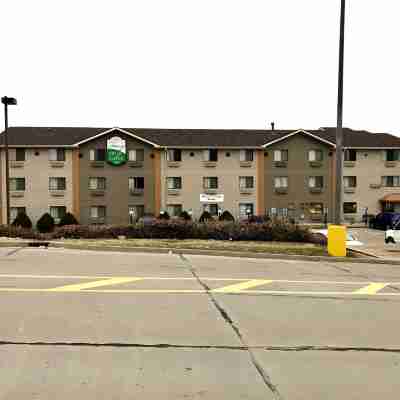 The Quincy Inn & Suites Hotel Exterior