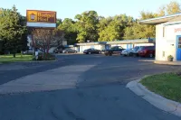 Budget Host Inn Fridley - Parkplatz