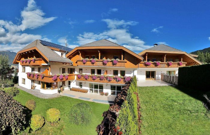 Aparthotel Familiaris - Family Apartments - Pools & Spa in Dolomites