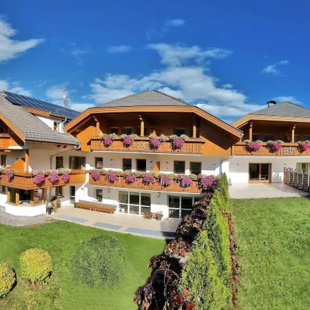 Aparthotel Familiaris - Family Apartments - Pools & Spa in Dolomites