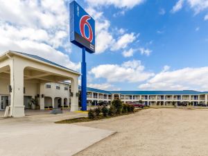 Motel 6 Seguin, TX