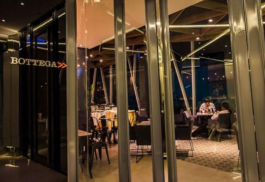 3. 크리스탈 호텔 ..