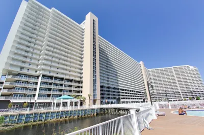 Laketown Wharf by Book That Condo Hoteles en Panama City