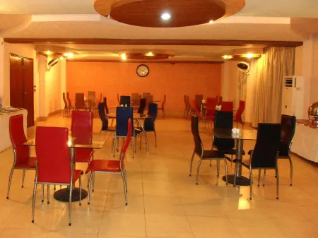 Hotel Mayfair Отели в г. Лахор Дистрикт