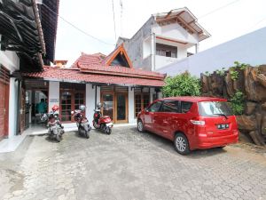 RedDoorz Plus near Alun Alun Selatan