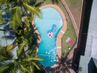 Scotty's Mission Beach Hotels in Tully