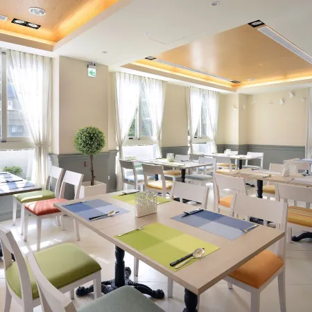 Caffir Garden Hotel Отели рядом с достопримечательностью «Станция Jiji»