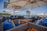 Valentines Resort & Marina Hotels in Данмор-Таун