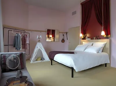 Mob Hotel Paris les Puces Hôtels à : Saint-Ouen